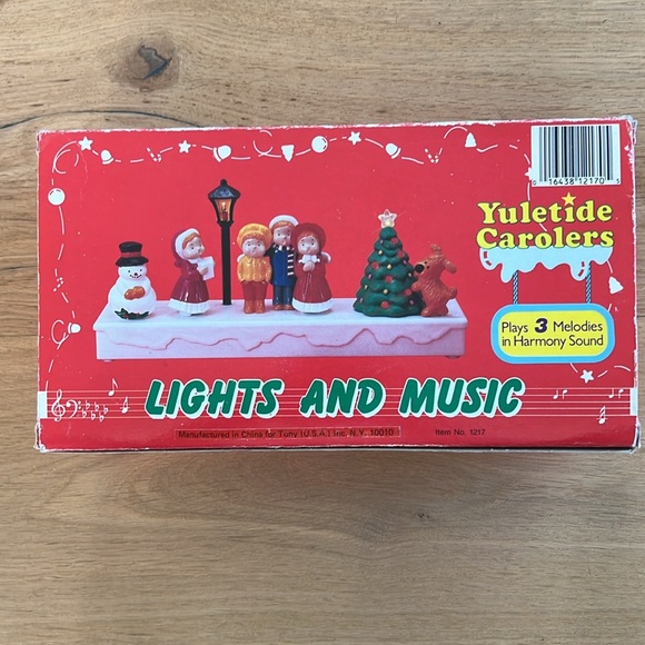 Vintage Yuletide Carolers Harmony musical scene with 8 Lights - Picture 2 of 2